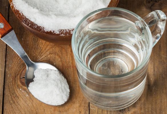 Wasser mit Zucker und Salz: Ideal zur Flüssigkeitssubstitution﻿ bei Durchfall