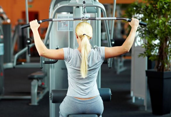 Beim Lat-Zug im Fitnessstudio können Verspannungen auftreten. Schuld ist oftmals ein zu hoch gewähltes Gewicht und die falsche Ausführung.