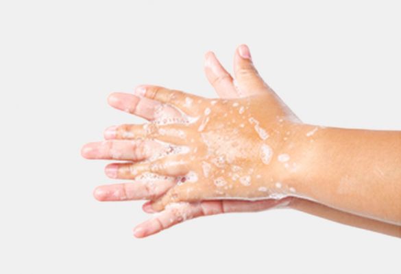 Schritt 3 der Handdesinfektion: Handfläche auf Handfläche mit verschränkten Fingern reiben.