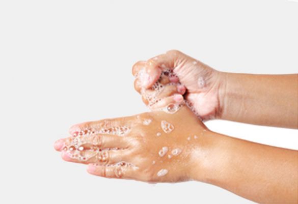 Schritt 5 der Handdesinfektion: Rechten und linken Daumen mit dem Desinfektionsmittel einreiben.